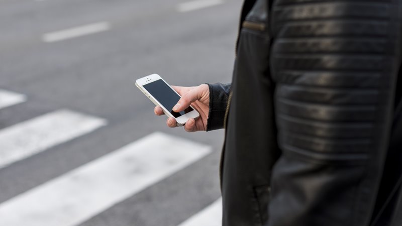 Житель Новочеркасска украл телефон в одном из кафе города