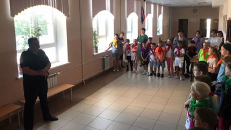 В летних пришкольных лагерях новочеркасские полицейские провели профилактические беседы с подростками