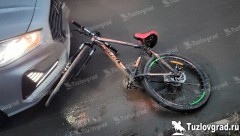 В Новочеркасске велосипедист переезжал дорогу по пешеходному переходу и попал под машину, видео
