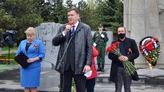 В День Победы в Новочеркасске возложили цветы к памятной стеле в микрорайоне Донском