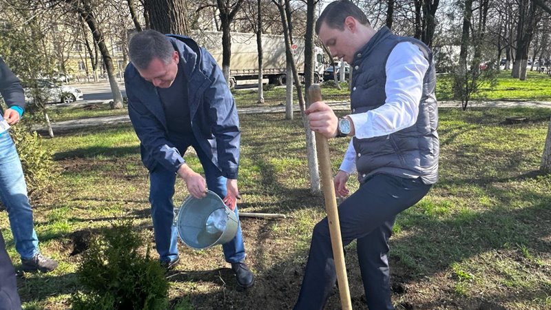 В Новочеркасске провели акцию «Сад памяти», которую возглавил глава администрации Юрий Лысенко