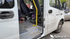В Новочеркасске пьяная автоледи без прав везла ребенка из школы за рулем микроавтобуса и устроила сразу два ДТП на одном перекрестке, видео