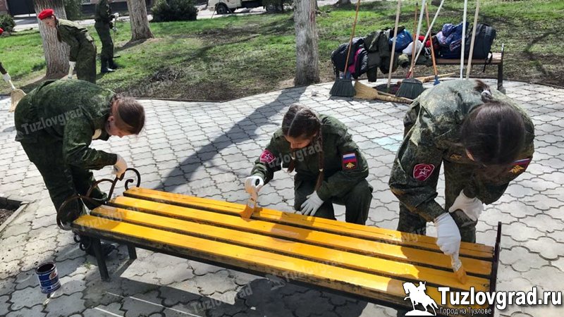 Новочеркасские юнармейцы провели субботник в сквере воинов правопорядка на проспекте Баклановском