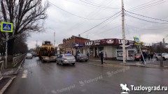В Новочеркасске на проспекте Баклановском водитель грузовика «разгромил» весь перекресток