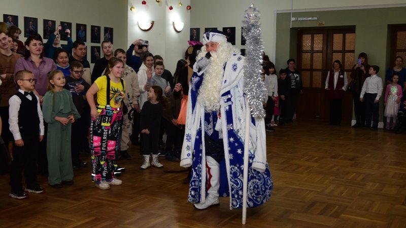 В Новочеркасске более 600 детей посетили елку главы администрации