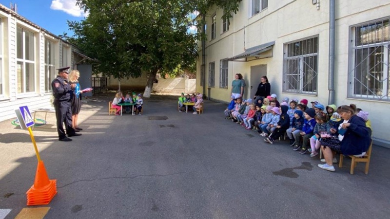 В Новочеркасске сотрудники Госавтоинспекции напомнили дошкольникам о правилах дорожного движения