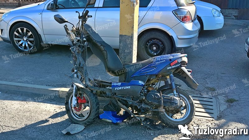 В Новочеркасске водитель при повороте налево не пропустил встречного скутериста