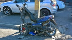 В Новочеркасске водитель при повороте налево не пропустил встречного скутериста