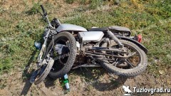 На выезде из Новочеркасска мотоциклист врезался в машину и убежал с места ДТП