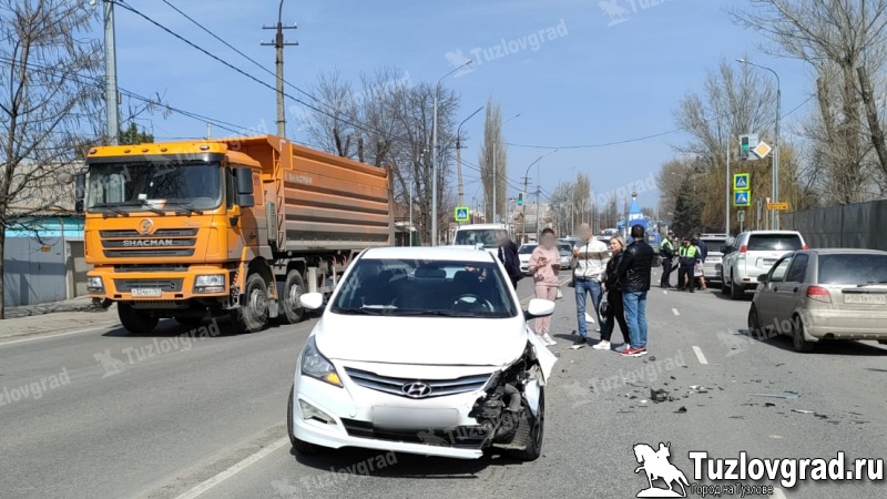 В Новочеркасске невнимательный водитель самосвала устроил двойное ДТП на улице Гагарина