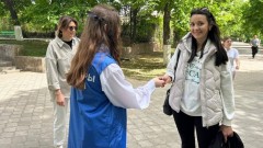 На улицах Новочеркасска волонтеры начали раздавать всем желающим георгиевские ленточки