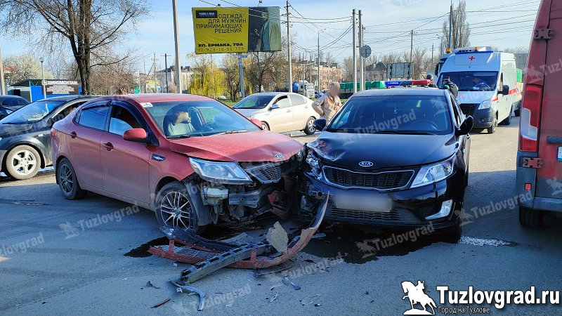 В Новочеркасске водитель иномарки хотел объехать пробку по встречке и устроил ДТП, видео