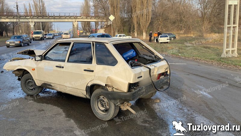В Новочеркасске невнимательный водитель «Газели» разбил две легковушки